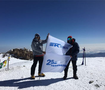 Флаг компании ТЕХИНКОМ развивается на вершине Эльбруса